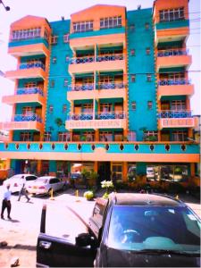un coche aparcado frente a un gran edificio en Hotel Southern Blue, en Nairobi