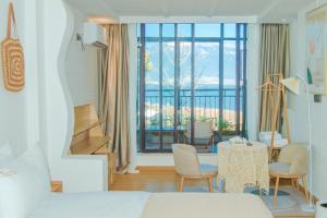 um quarto com uma cama e vista para o oceano em Dali Erhai Forest River View Hostel em Dali