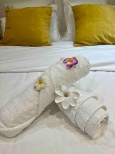 een handdoek op een bed met bloemen erop bij Studio 1 Adorable studio neuf en bord de Marne 5kms Paris in Champigny-sur-Marne +27 foto's