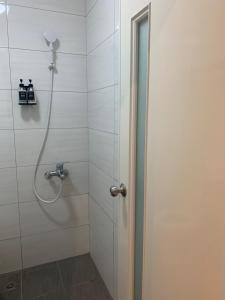 W łazience znajduje się prysznic z głowicą prysznicową. w obiekcie 千尋民宿 可親子 團體包棟 w mieście Jinning