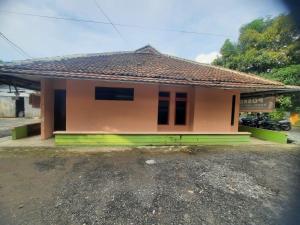 een klein huis met veel bij SPOT ON 93655 Home Stay Syariah Habibie in Sukabumi