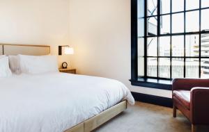 Shinola Hotel客房内的一张或多张床位