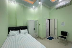 Giường trong phòng chung tại OYO 93664 Homestay Purirano
