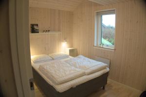En eller flere senge i et værelse på Cosy And Modern Cottage In Pt Strandby