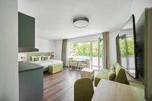 Habitación de hotel con cama y sala de estar. en Marias Inn - Bed & Breakfast, en Garching bei München