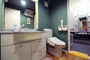 SUN House free Wifi في طوكيو: حمام مع مرحاض ومغسلة ومرآة