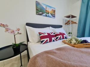 Postel nebo postele na pokoji v ubytování 10 Guest Breezy 3 Room Koi Kinrara Suite, IOI Puchong, Bukit Jalil Pavilion, Bukit Jalil Stadium, Sunway Pyramid, Sunway Lagoon