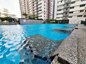 Bazén v ubytování 10 Guest Breezy 3 Room Koi Kinrara Suite, IOI Puchong, Bukit Jalil Pavilion, Bukit Jalil Stadium, Sunway Pyramid, Sunway Lagoon nebo v jeho okolí