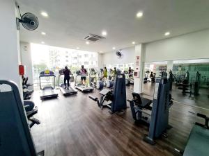 ein Fitnessstudio mit vielen Laufbändern und Menschen darin in der Unterkunft 10 Guest Breezy 3 Room Koi Kinrara Suite, IOI Puchong, Bukit Jalil Pavilion, Bukit Jalil Stadium, Sunway Pyramid, Sunway Lagoon in Kampong Baharu Sungai Way