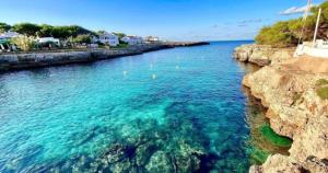 a large body of water next to a cliff at APARTAMENTO Nº 8 SA PERDIU in Son Carrio