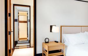 Shinola Hotel客房内的一张或多张床位