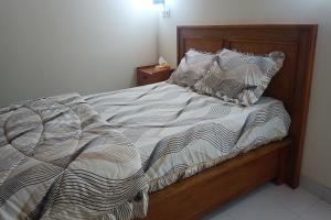 Un pat sau paturi într-o cameră la OYO 93627 Avocado Homestay