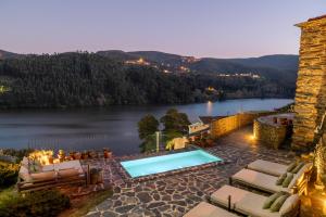 vista para um lago a partir de uma casa com piscina em DOURWIN - Riverside Suites - Adults Only em Penafiel