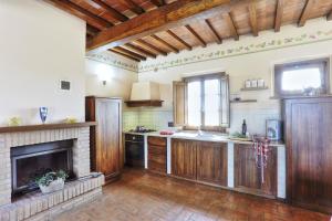 Kuchyň nebo kuchyňský kout v ubytování Agriturismo I Fuochi