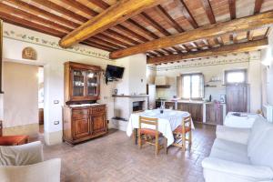 Kuchyň nebo kuchyňský kout v ubytování Agriturismo I Fuochi