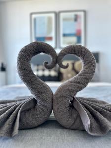 Postel nebo postele na pokoji v ubytování CBD Stunning High Floor View - FREE Parking FREE Netflix FREE Gym FREE Pool FREE Sauna FREE Coffee