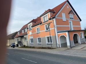 a row of houses on the side of a street at Schorba bei Jena Schorba 23 in Bucha