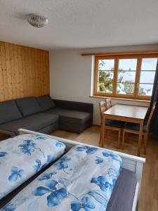 - une chambre avec un lit, un canapé et une table dans l'établissement Zimmer in Adelboden, à Adelboden