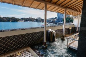 Tanawin ng ilog na umaagos malapit sa ryokan na ito