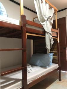 Litera en habitación de albergue con almohada en Hello Hostel en San Vicente