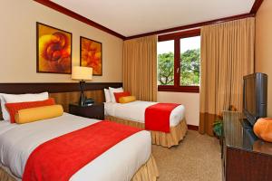 Una habitación de hotel con dos camas y un televisor de pantalla plana. en Ko Olina Beach Villas B204, en Kapolei 29 fotos más