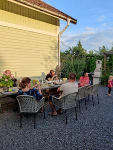 un grupo de personas sentadas en una mesa en Villa Åmmeberg en Åmmeberg