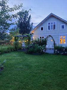 una casa con un patio con un patio en Villa Åmmeberg en Åmmeberg