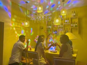 een groep mensen die aan een bar zitten bij Homestay Yellow Natural House in Siem Reap