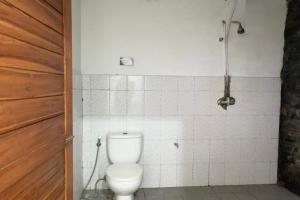 uma casa de banho com um WC e um chuveiro em OYO 93604 Hepi Bungalow Lovina em Panji