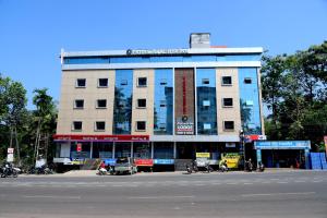 un edificio al lado de una calle de la ciudad en Hotel Aradhya Inn Deralakatte, en Mangalore