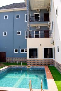 een zwembad voor een gebouw bij JIKSONODO HOTEL AND SUITE in Nsukka