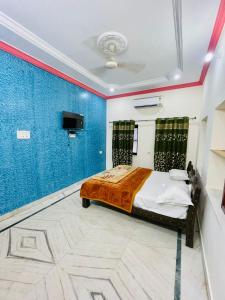 ジャイサルメールにあるHotel Golden Safariの青い壁のベッドルーム1室(ベッド1台付)
