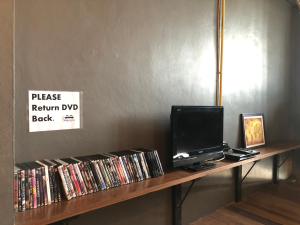 Yimwhan Hostel & Cafe Ayutthaya的电视和/或娱乐中心