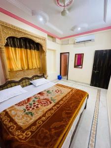 Hotel Golden Safari في جيلسامر: غرفة نوم بسرير كبير في غرفة