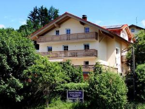 ein Haus mit einem Balkon an der Seite in der Unterkunft Haus Hildegard in Zwiesel