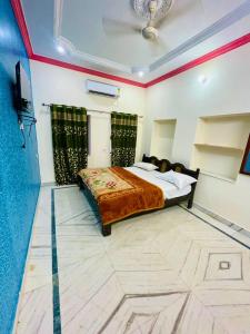 sypialnia z łóżkiem w pokoju w obiekcie Hotel Golden Safari w mieście Jaisalmer