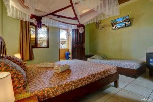 una camera da letto con un letto e asciugamani di Fleurs d'Ylang a Nosy Be