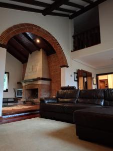 - un salon avec un canapé et une cheminée dans l'établissement Chalet con piscina climatizada., 