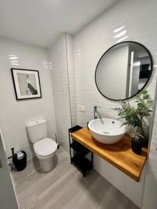 La salle de bains est pourvue d'un lavabo, de toilettes et d'un miroir. dans l'établissement Minerva 28, à Benalmádena