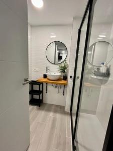 La salle de bains est pourvue d'un lavabo et d'un miroir. dans l'établissement Minerva 28, à Benalmádena