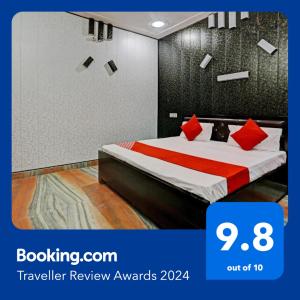 una camera d'albergo con letto e cuscini rossi di Hotel Parvesh a Farrukhnagar