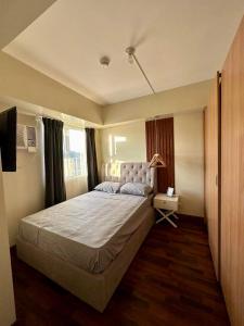 um quarto com uma cama grande num quarto em Avida-Riala Tower 2, 3 New & Stylish Studio & 1BR Condo em Cebu