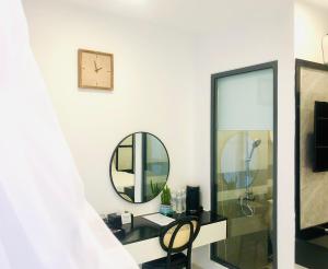 a mirror and a desk with a chair in a room at Ana's House in Quy Nhon