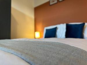 eine Nähe eines Bettes in einem Hotelzimmer in der Unterkunft Comfortable stay at 3 BR home, prime location in Sunderland