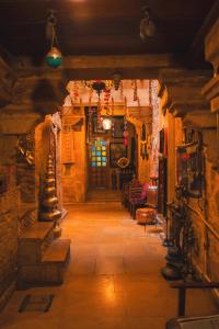 un corridoio di un edificio con porta e luci di Hotel Victoria a Jaisalmer