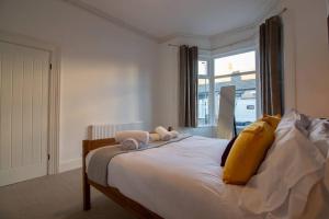 ein Schlafzimmer mit einem großen Bett und einem großen Fenster in der Unterkunft Comfortable stay at 3 BR home, prime location in Sunderland
