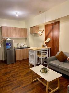 salon z kanapą i kuchnią w obiekcie Avida-Riala Tower 2, 3 New & Stylish Studio & 1BR Condo w Cebu