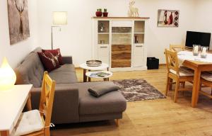 ein Wohnzimmer mit einem Sofa und einem Tisch in der Unterkunft Haus Hildegard in Zwiesel