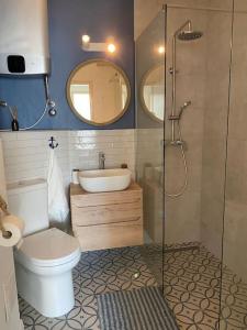 La salle de bains est pourvue de toilettes, d'un lavabo et d'une douche. dans l'établissement Captain's home ****, à Opatija