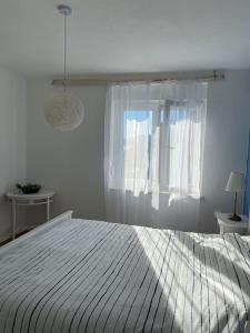 - une chambre blanche avec un lit et une fenêtre dans l'établissement Captain's home ****, à Opatija